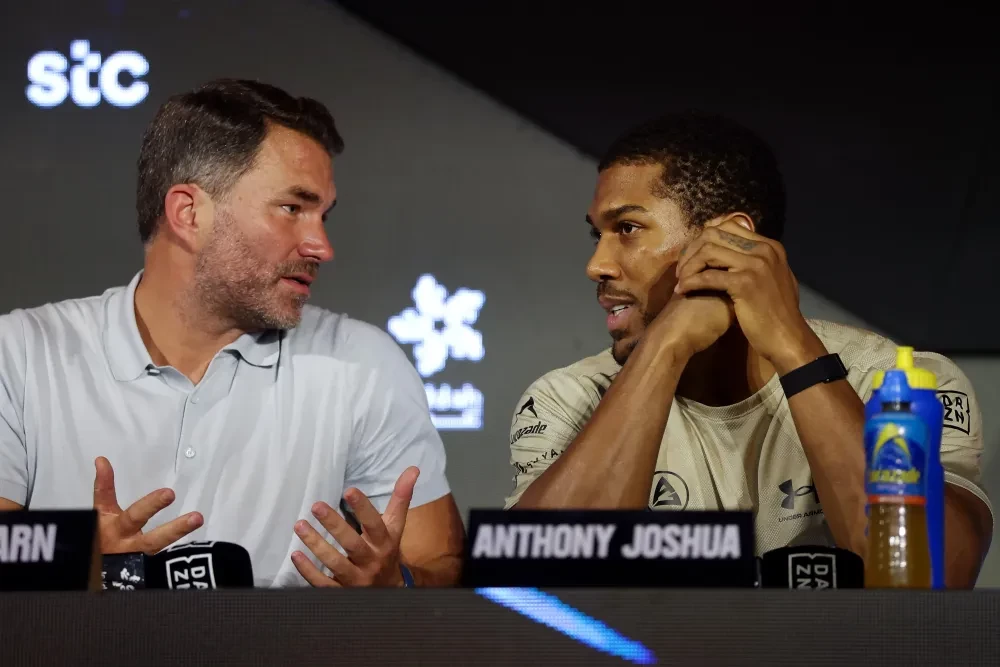 Ông bầu Eddie Hearn và võ sĩ Anthony Joshua