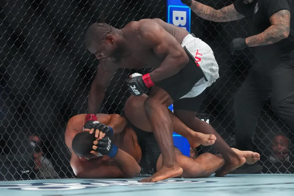 Anthony Wint đấm Lucas Armand tại UFC 332