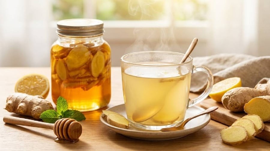 Uống nước gừng mật ong vào buổi sáng là cách giúp làm dịu cổ họng, giảm ho.