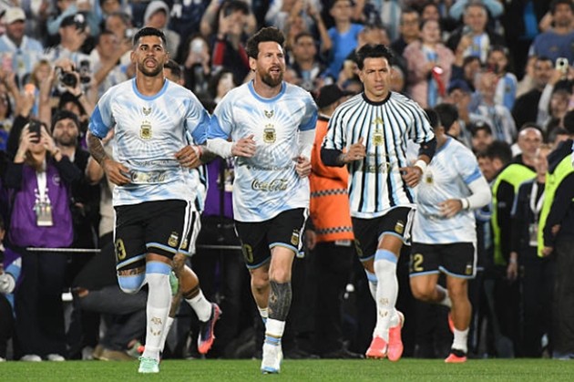 Lisandro Martinez được khen trong ngày chia tay Lionel Messi. Ảnh: Federico Peretti/NurPhoto qua Getty Images