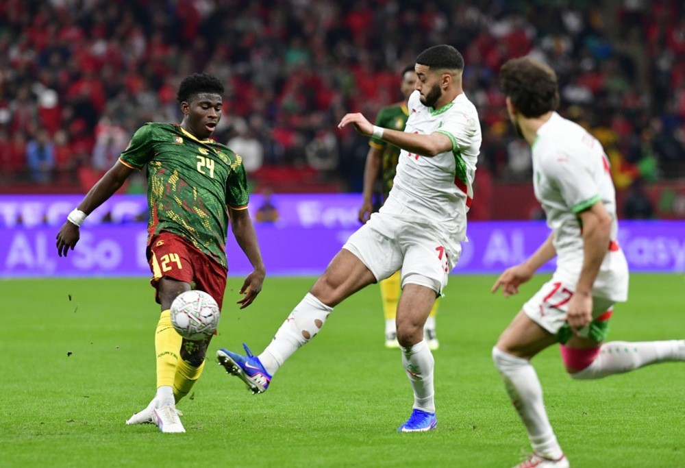Baleba có thể sẽ đá chính cho MU ở trận gặp Tottenham. Ảnh: EPA>