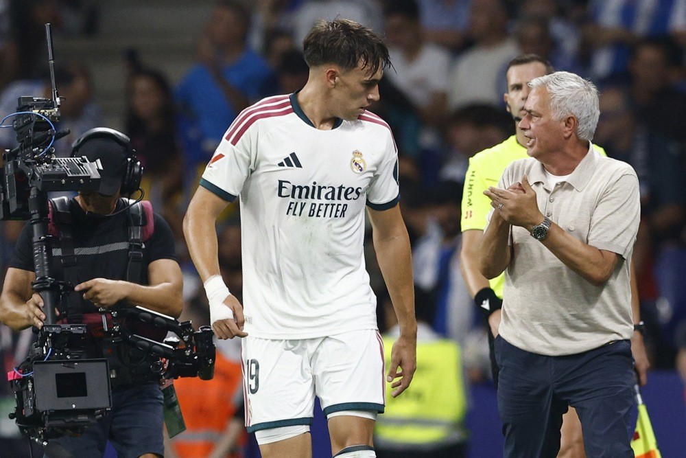 Carlos Espi chiếm được lòng tin của HLV Jose Mourinho. Ảnh: EPA.