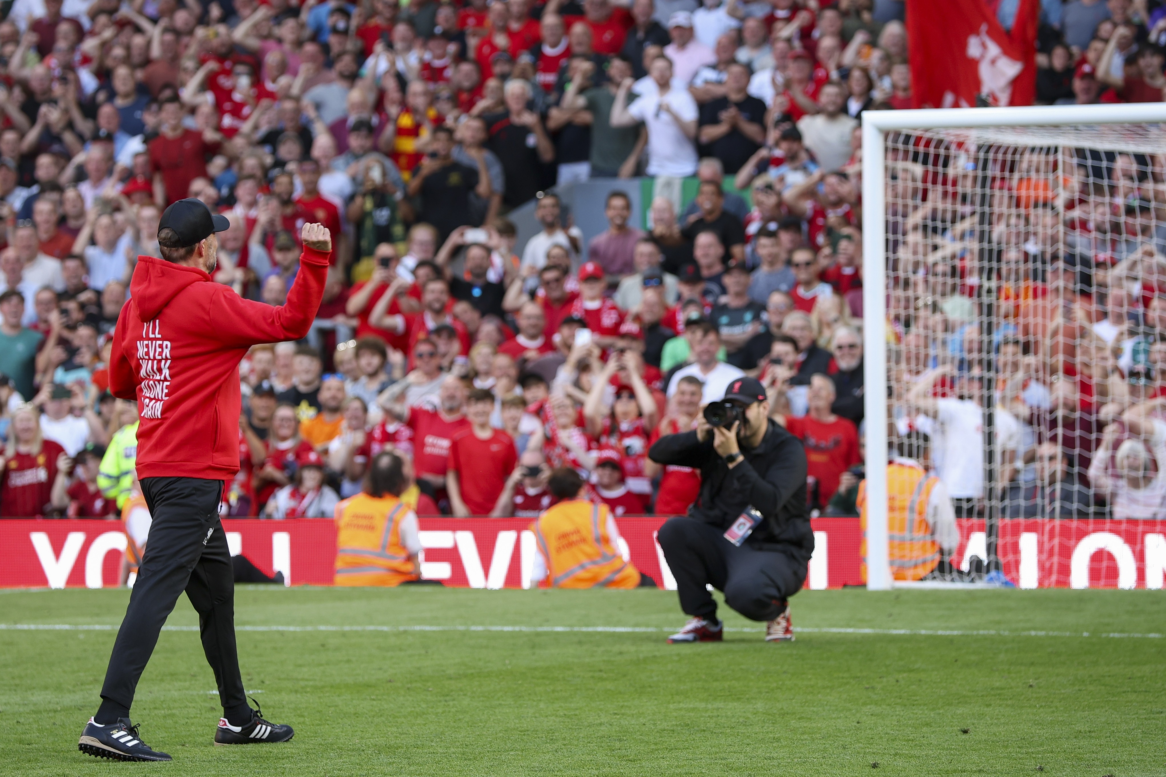 The Kop tìm lại niềm tin sau những năm hoài nghi. (Ảnh: EPA Images)