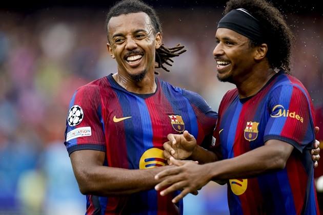 Jules Kounde muốn tiếp tục gắn bó với Barcelona. Ảnh: EPA/ALBERTO ESTEVEZ