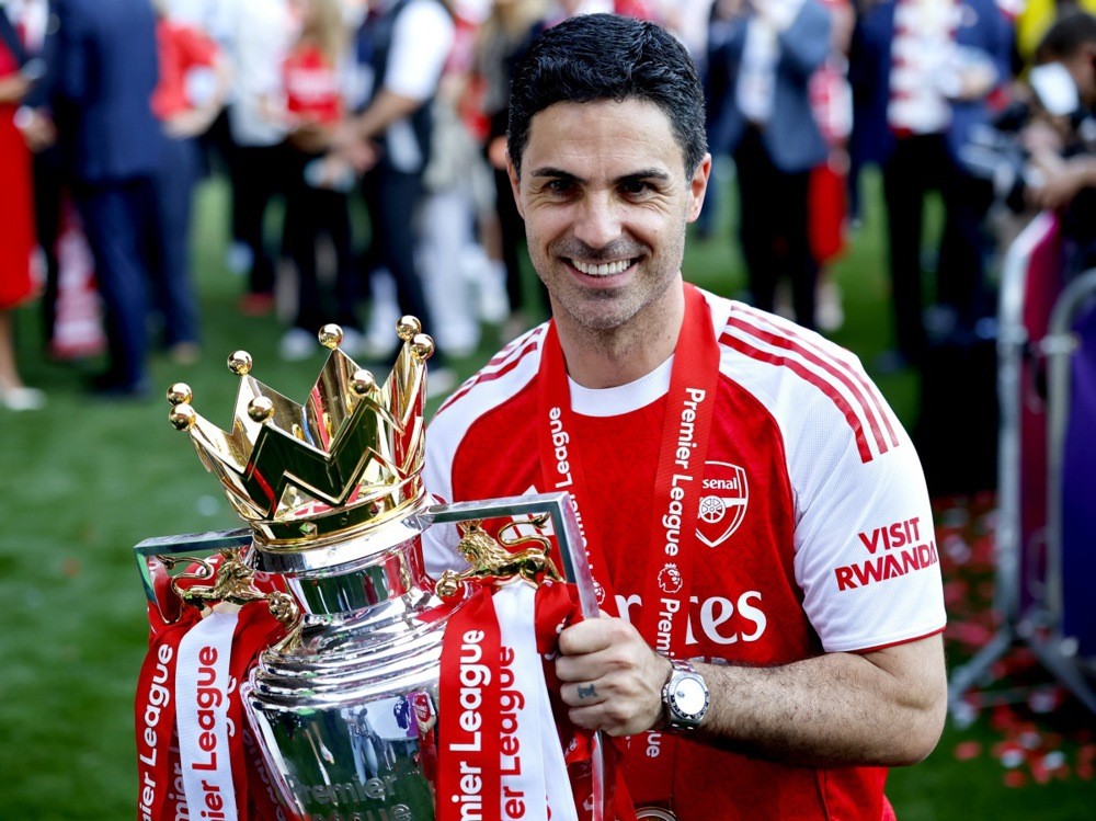 HLV Mikel Arteta đã giúp Arsenal vô địch Ngoại hạng Anh mùa 2025/26. Ảnh: EPA/Tolga Akmen.