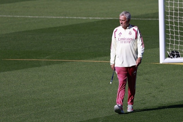Mourinho phải giúp không khí phòng thay đồ Real trở nên thân thiện hơn. Ảnh: EPA.