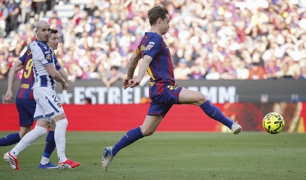 De Jong đối mặt thực tại cạnh tranh vị trí ở Barca. (Ảnh: EPA ImageS)