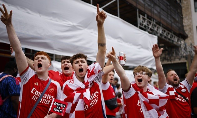 CĐV Arsenal gặp sự cố vì nhà ga đang bị sụt lún. (Ảnh: EPA Images)