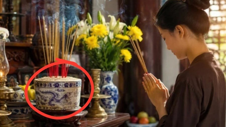 Ở một số gia đình, trên ban thờ chỉ đặt duy nhất một bát hương to ở chính giữa