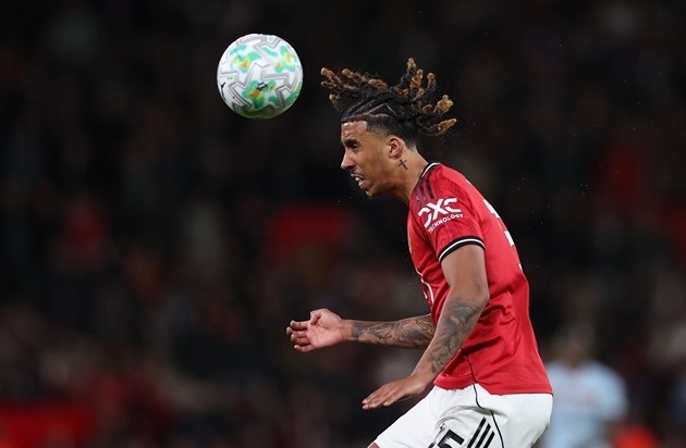 Leny Yoro mang đến lời giải cho hàng thủ MU trước Tottenham? Ảnh: EPA