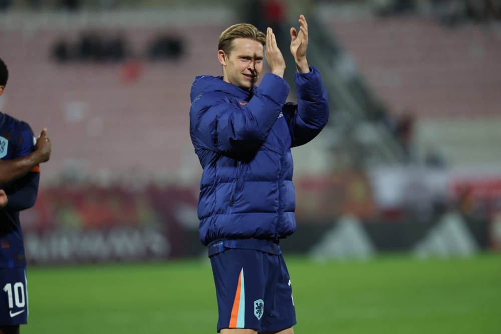 De Jong sẽ đến Chelsea thi đấu? Ảnh: EPA.