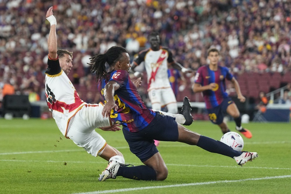 Bayern đang nỗ lực để chiêu mộ Kounde. Ảnh: EPA>