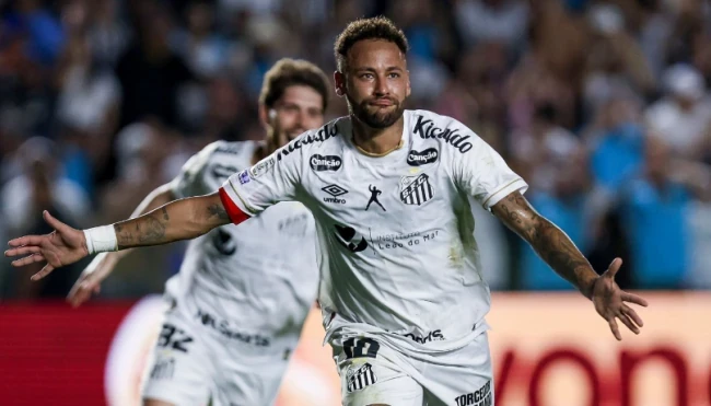 Neymar ghi 2 bàn cho Santos. Ảnh: Ricardo Moreira/Getty Images.