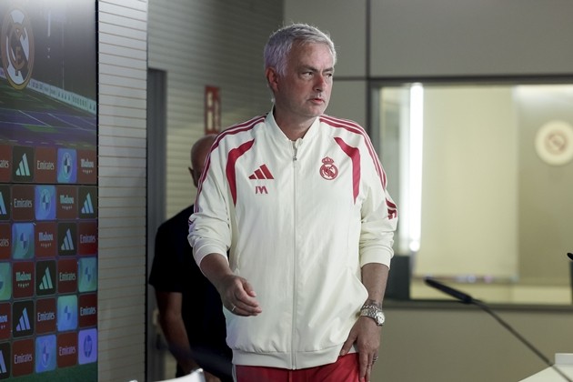 Jose Mourinho đối mặt với nhiều áp lực trước thềm trận Siêu kinh điển. Ảnh: EPA