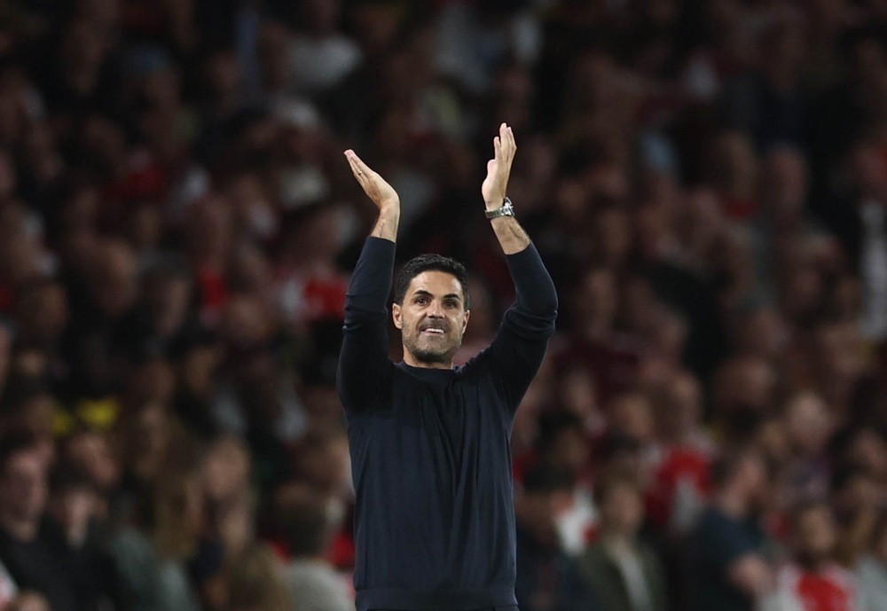 Arteta vừa ký vào bản hợp đồng mới với Arsenal. Ảnh: EPA.