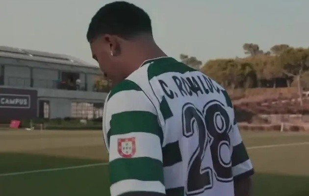 Sancho mặc áo Sporting của Ronaldo. (Ảnh: X Sancho)
