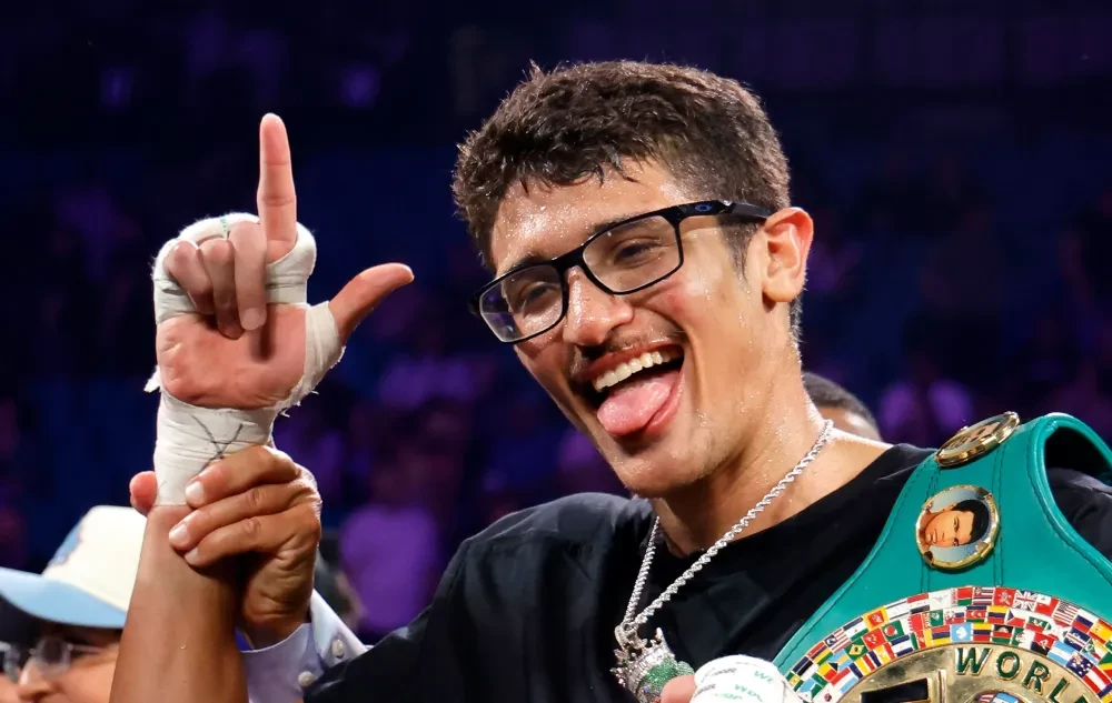 Sebastian Fundora trong trận đấu với Keith Thurman