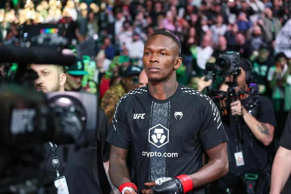 Israel Adesanya chuẩn bị bước vào trận đấu
