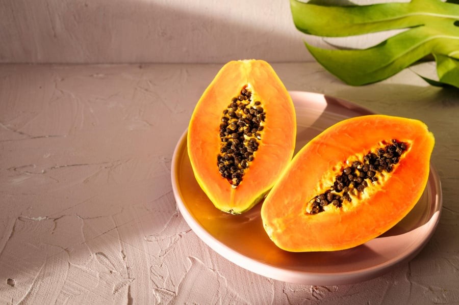 Đu đủ chín mềm, dễ ăn và cung cấp chất xơ cùng vitamin cần thiết cho cơ thể.