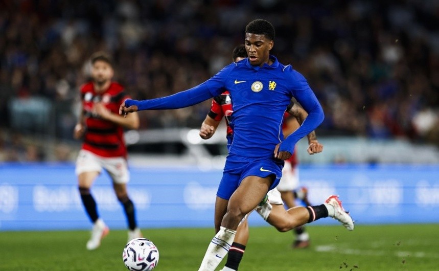 Chelsea xúc tiến gia hạn với Josh Acheampong. Ảnh: EPA.