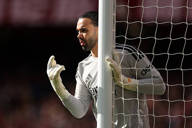 Thủ thành David Raya cản phá cú sút của Gabriel Gudmundsson trong vòng cấm để cứu thua cho Arsenal. Ảnh: Julian Finney / Getty Images.