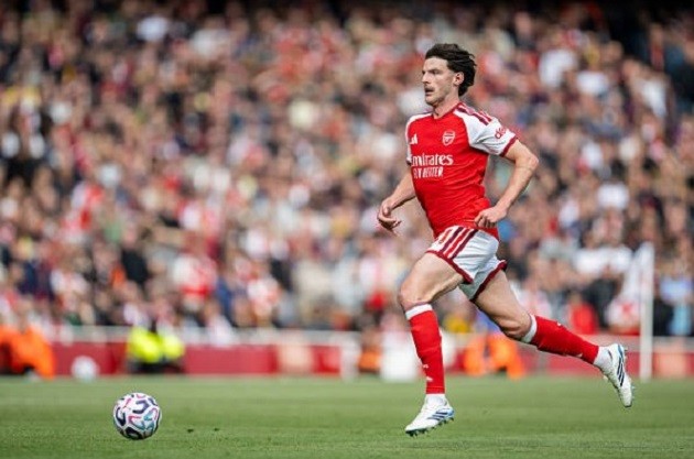 Declan Rice (7.9): Hồi phục năng lượng sau đợt nghỉ. Anh di chuyển năng nổ, có nhiều pha can thiệp giá trị và thực hiện cú gẩy bóng tinh tế kiến tạo cho Guimaraes. Ảnh: Sebastian Frej/MB Media/Getty Images.