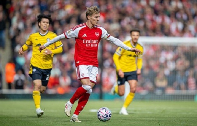 Martin Odegaard (6.7): Màn thể hiện dưới kỳ vọng dù vừa thi đấu thăng hoa ở tuyển. Dù vậy, đội trưởng Arsenal đã chơi khởi sắc hơn đáng kể trong 30 phút cuối. Ảnh: Sebastian Frej/MB Media/Getty Images.