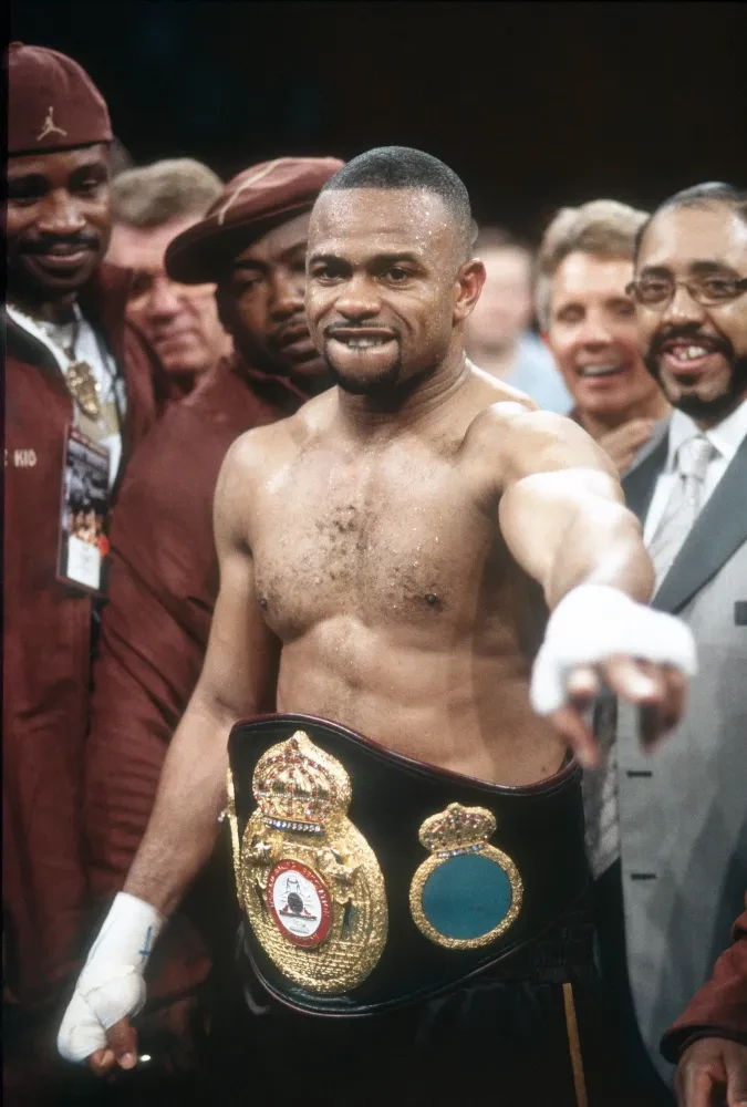Roy Jones Jr thi đấu quyền anh