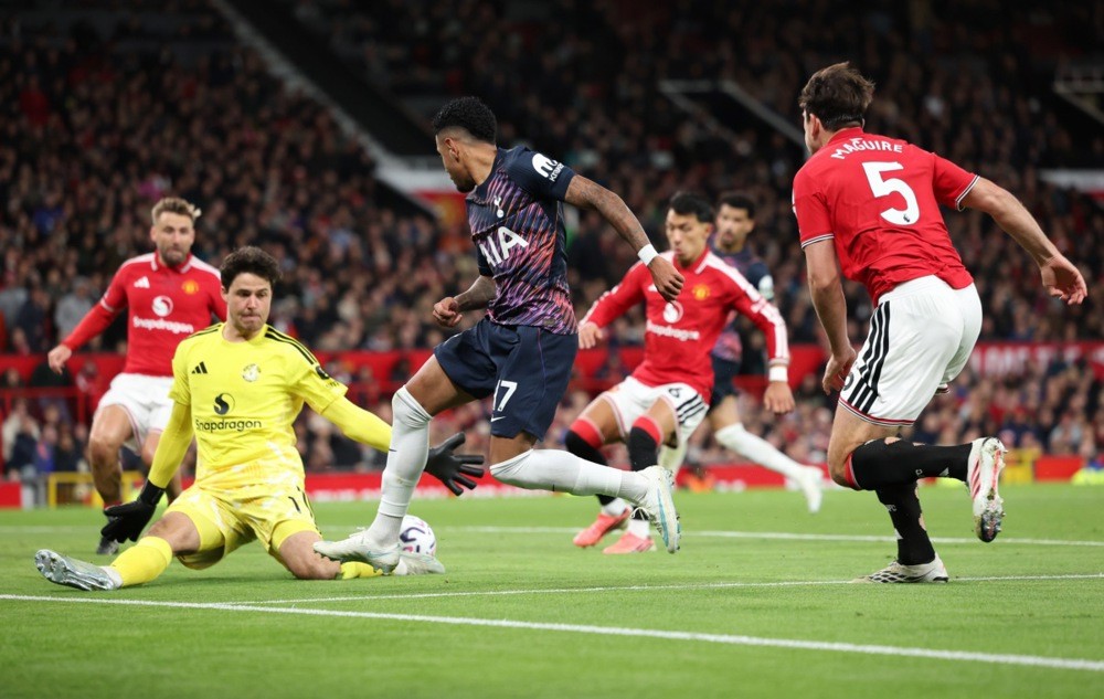 Man Utd vất vả chống đỡ những đợt lên bóng của Tottenham. Ảnh: EPA/Adam Vaughan.