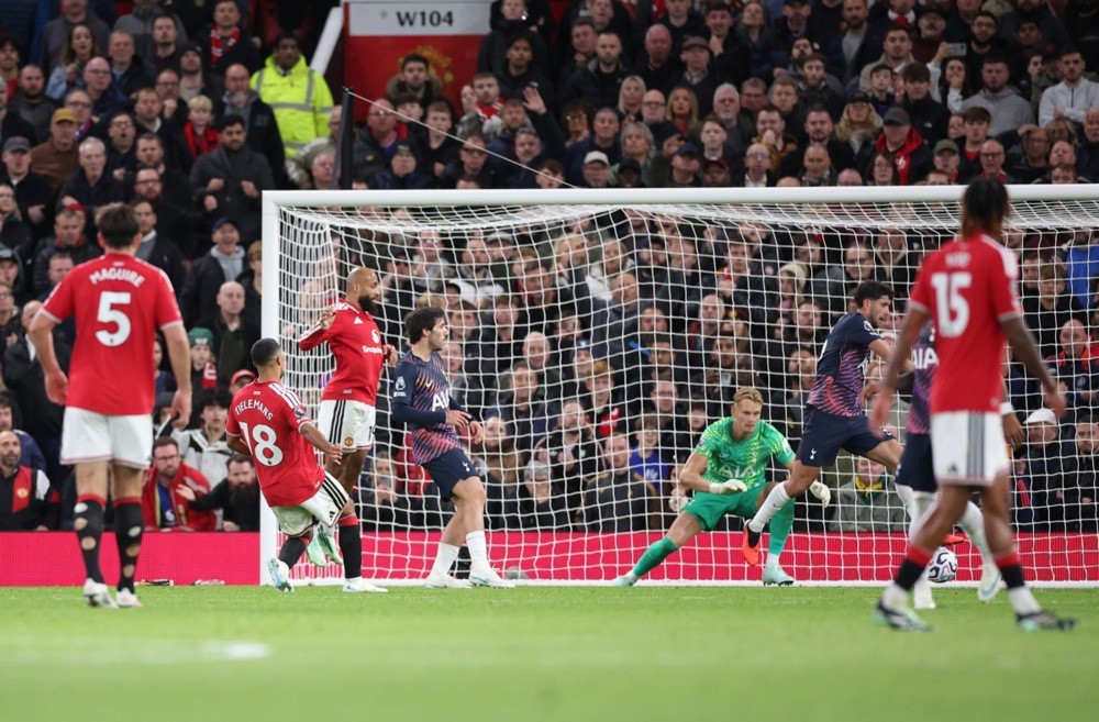 Youri Tielemans đưa được bóng vào lưới Tottenham, nhưng bàn thắng không được công nhận. Ảnh: EPA/Adam Vaughan.