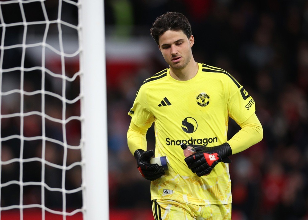 Senne Lammens – 5: Thủ thành người Bỉ - người thường rất điềm tĩnh - đã có những khoảnh khắc đầy lo âu ở đầu trận, với những đường chuyền thiếu chính xác và quá nhiều pha chạm bóng thừa thãi. Ảnh: EPA/Adam Vaughan.