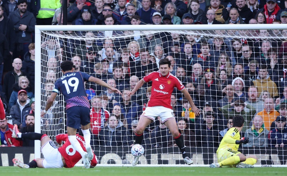 Harry Maguire – 4: Xử lý tốt các tình huống bóng bổng, dù có phần lúng túng trước những đợt tấn công của Spurs. Ảnh: EPA/Adam Vaughan.