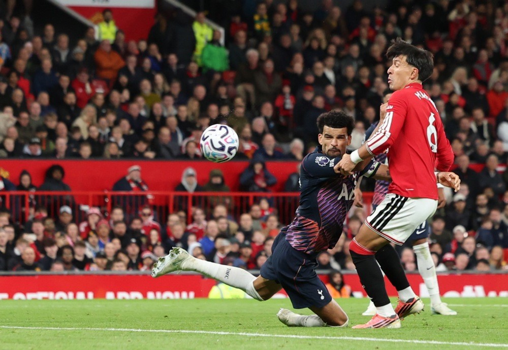 Lisandro Martinez – 6.7: Thi đấu thiếu thuyết phục và lép vế trước Dominic Solanke – anh hoàn toàn bị tiền đạo đối phương áp đảo trong tình huống dẫn đến bàn gỡ hòa của Spurs. Ảnh: EPA/Adam Vaughan.