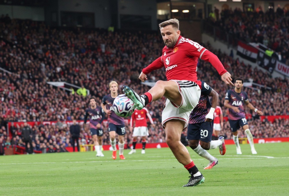 Luke Shaw – 6.9: Gặp khó khăn trước mối đe dọa từ Mohammed Kudus nhưng đã chơi tốt dần lên khi trận đấu trôi về cuối. Anh cũng dính líu vào vụ xô xát khiến Rodrigo Bentancur phải nhận thẻ đỏ. Ảnh: EPA/Adam Vaughan.