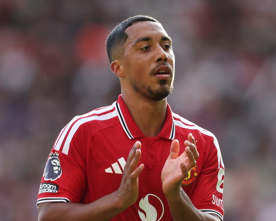 Youri Tielemans – 7: Xử lý bóng chậm chạp và thiếu thanh thoát; cả hai tiền vệ trung tâm của United đều bị hàng tiền vệ ba người của Tottenham áp đảo. Anh liên tục để mất bóng và không tạo ra được dấu ấn nào đáng kể cho các đồng đội. Ảnh: EPA/Adam Vaughan. Ảnh: EPA/Adam Vaughan.