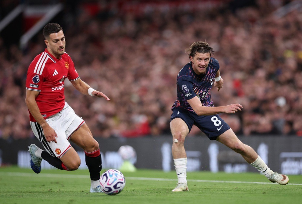 Diogo Dalot – 6.1: Tạo ra được mối đe dọa khi dâng cao tấn công bên cánh phải. Ảnh: EPA/Adam Vaughan.