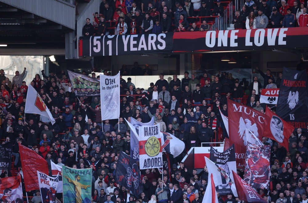 CĐV Man Utd thể hiện sự giận dữ trong trận đấu với Tottenham. Ảnh: EPA/Adam Vaughan.