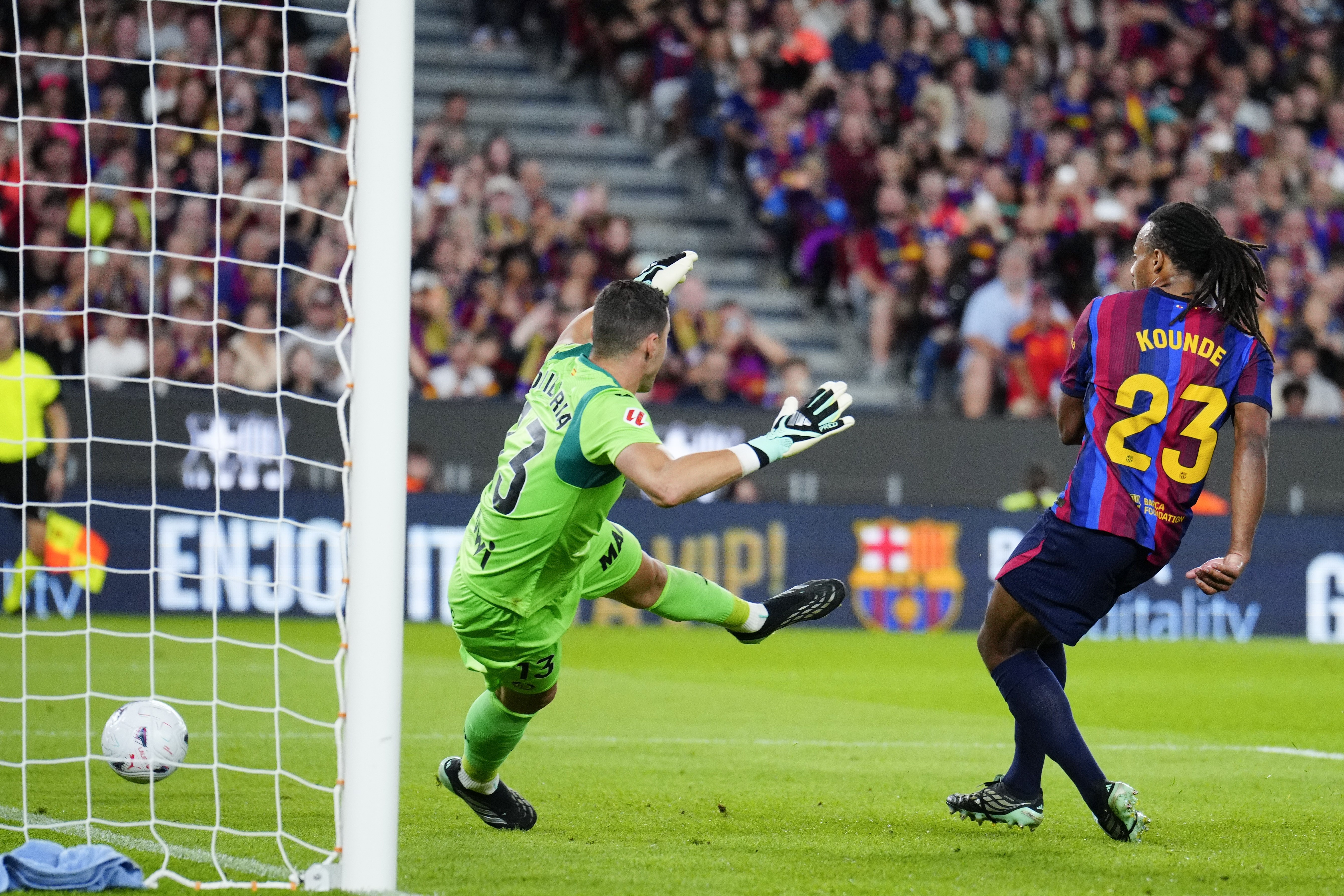 Barcelona áp đảo Getafe trong phần lớn thời gian của trận đấu. Ảnh: EPA/ALEJANDRO GARCIA