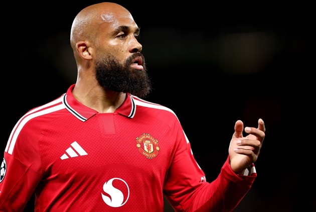 Bryan Mbeumo thất vọng với trận hòa của Manchester United. Ảnh: EPA/ADAM VAUGHAN