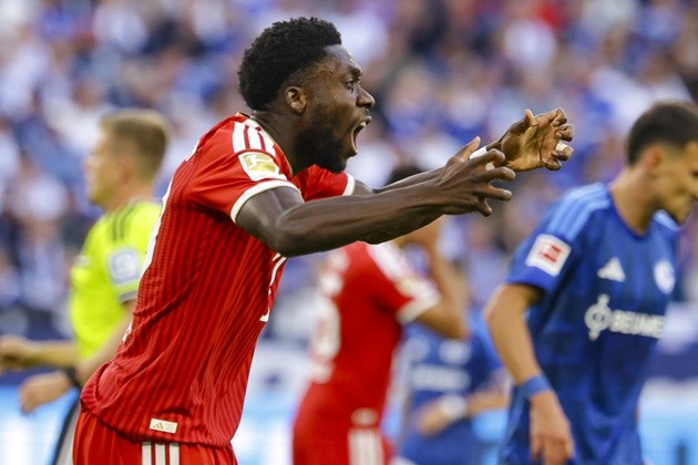 Alphonso Davies có thể rời Bayern trong thời gian tới. Ảnh: EPA