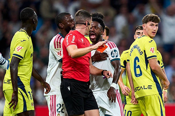 Vinicius Junior phản ứng với trọng tài sau khi nhận thẻ đỏ. Ảnh: Diego Souto/Getty Images