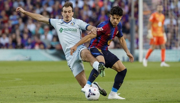 Xavi Espart – 7.7 điểm: Hậu vệ trẻ thi đấu chững chạc và kỷ luật. Anh duy trì rất tốt khối đội hình dâng cao theo đúng triết lý của Hansi Flick và chuyền ngắn mạch lạc để giữ nhịp độ tấn công cho toàn đội.