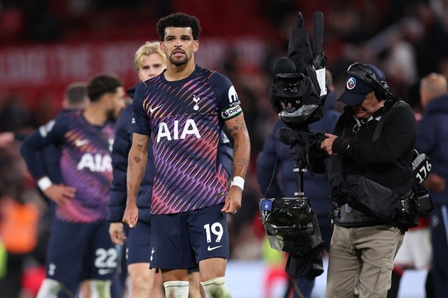 Dominic Solanke tiếc nuối sau trận hoà Manchester United. Ảnh:  EPA/ADAM VAUGHAN