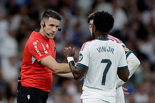 Vinicius Junior để lại hình ảnh xấu xí ở trận đấu với Villarreal. Ảnh: M Gracia Jimenez/Getty Images