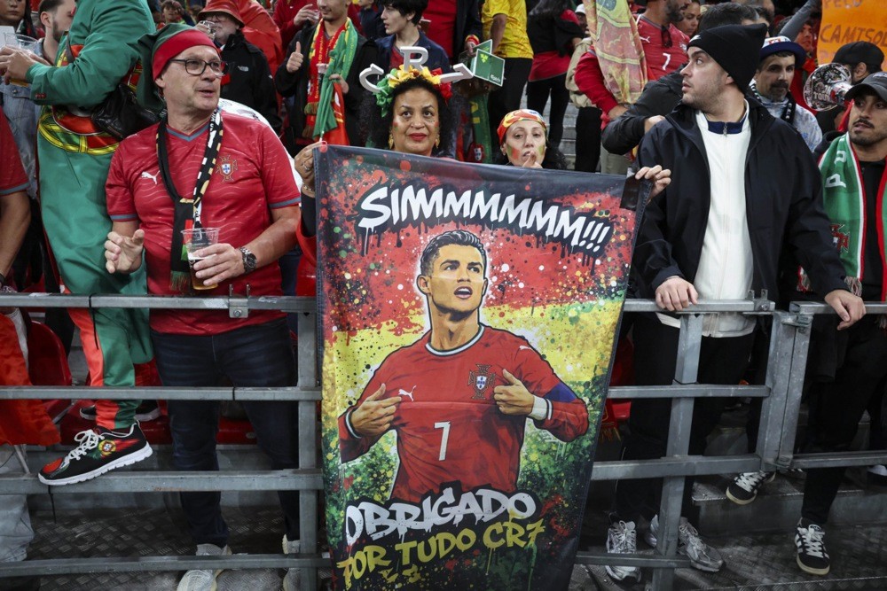 Người hâm mộ thể hiện sự ủng hộ với Ronaldo. Ảnh: EPA.
