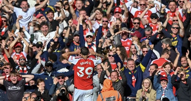 Guimaraes giúp Arsenal thoát hiểm trước Leeds. (Ảnh: EPA Images)