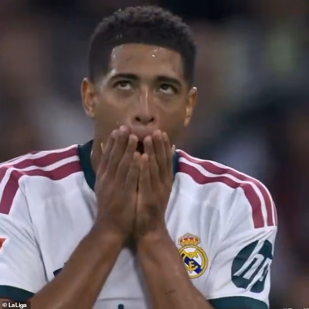  Bellingham thất vọng với quyết định của trọng tài. Ảnh: La Liga.