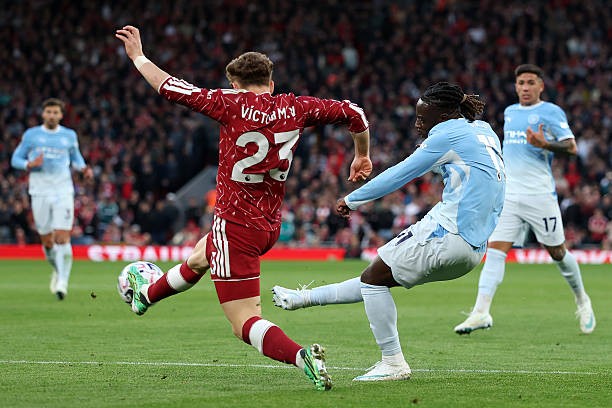Jeremy Doku nhân đôi cách biệt cho Manchester City