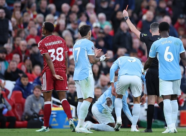 Tấm thẻ đỏ của Ryan Gravenberch khiến Liverpool gặp khó. Ảnh: EPA/ADAM VAUGHAN