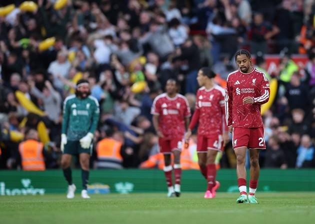 Liverpool sụp đổ nhanh chóng khi chỉ còn 10 người. Ảnh: EPA/ADAM VAUGHAN